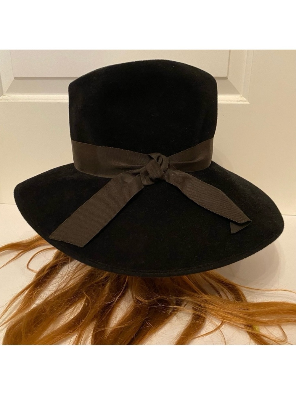 MADCAPS HAT BLACK TALL FEDORA PLUSH VELOUR FEEL ONE SIZE OS RIBBON BOW MOB WIFE